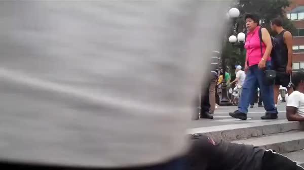 欧美亚裔女王在广场上调教脚奴舔脚